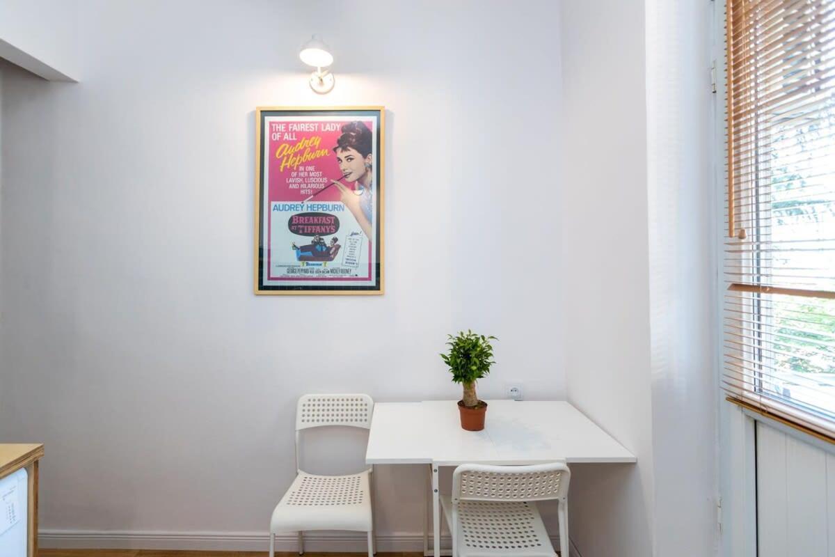 Central Vera Studio - Ideal For 3 - By Wehost Tbilisi Bagian luar foto