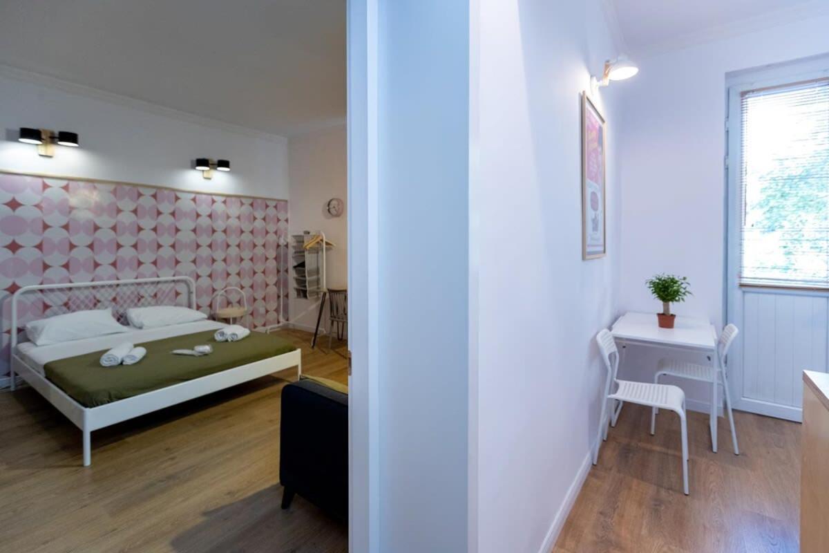Central Vera Studio - Ideal For 3 - By Wehost Tbilisi Bagian luar foto